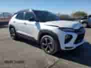 2021 Chevrolet TrailBlazer RS z VIN KL79MTSL6MB084188, wystawiony jako Copart lot #82558935 z przebiegiem 27 292 mil mil oraz Szkoda całkowita • Salvage title. Historia ofert i sprzedaży dostępna na DreamBid. Obrazek 4.