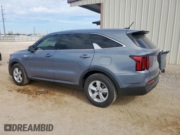 ✅ 2022 Kia Sorento LX • VIN: 5XYRG4LC4NG074748 • Lot: 85584695. Wystawiony na Copart z przebiegiem 73 892 mil. Bezpłatny archiwum sprzedaży aukcyjnych z USA i szczegółowy raport historii pojazdu na DreamBid. Zdjęcie 2.