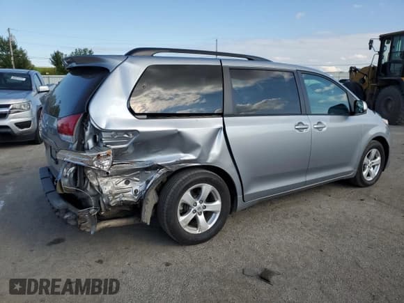 ✅ 2013 Toyota Sienna LE • VIN: 5TDKK3DCXDS374045 • Lot: 83848195. Wystawiony na Copart z przebiegiem 146 664 mil. Bezpłatny archiwum sprzedaży aukcyjnych z USA i szczegółowy raport historii pojazdu na DreamBid. Zdjęcie 3.