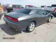 2014 Dodge Challenger SXT 100th Anniversary z VIN 2C3CDYAGXEH298415, wystawiony jako IAAI lot #42133602 z przebiegiem 126 523 mil mil oraz . Historia ofert i sprzedaży dostępna na DreamBid. Obrazek 4.