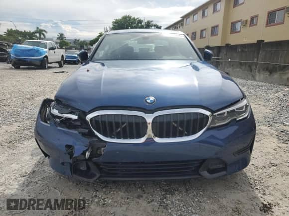 2022 BMW 3 Series 330i z VIN 3MW5R1J02N8C40435, wystawiony jako Copart lot #70088945 z przebiegiem Nie podano mil oraz Nie do naprawy • Non repairable. Historia ofert i sprzedaży dostępna na DreamBid. Obrazek 5.