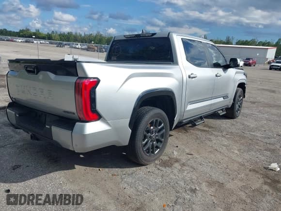 ✅ 2025 Toyota Tundra Platinum Hybrid • VIN: 5TFNC5DB3SX093824 • Lot: 43479760. Wystawiony na IAAI z przebiegiem Nie podano. Bezpłatny archiwum sprzedaży aukcyjnych z USA i szczegółowy raport historii pojazdu na DreamBid. Zdjęcie 4.