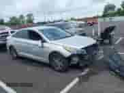 2016 Hyundai Sonata 2.4L z VIN 5NPE24AF1GH409129, wystawiony jako IAAI lot #42497240 z przebiegiem 228 574 mil mil oraz . Historia ofert i sprzedaży dostępna na DreamBid. Obrazek 1.