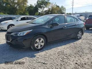 2017 Chevrolet Cruze LS z VIN 1G1BC5SM9H7170060, wystawiony jako Copart lot #82355035 z przebiegiem 116 152 mil mil oraz Szkoda całkowita • Salvage title. Historia ofert i sprzedaży dostępna na DreamBid. Obrazek 1.