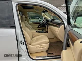 ✅ 2019 Lexus LX 570 • VIN: JTJHY7AX4K4293975 • Lot: 94404175. Wystawiony na Copart z przebiegiem 103 090 mil. Bezpłatny archiwum sprzedaży aukcyjnych z USA i szczegółowy raport historii pojazdu na DreamBid. Zdjęcie 5.