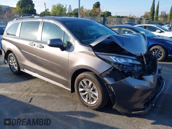 ✅ 2022 Toyota Sienna XLE • VIN: 5TDJRKEC2NS097036 • Lot: 43599966. Listed on IAAI with 47,765 mi. Free auction sales archive from the USA and detailed vehicle history report at DreamBid. Image 1.