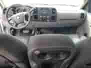 2010 Chevrolet Silverado 2500HD Work Truck z VIN 1GC4KVBG2AF141122, wystawiony jako Copart lot #52202165 z przebiegiem 197 265 mil mil oraz Szkoda całkowita • Salvage title. Historia ofert i sprzedaży dostępna na DreamBid. Obrazek 8.