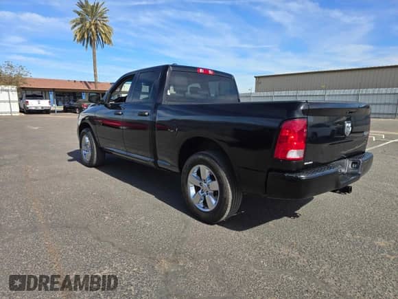 2019 Ram 1500 Tradesman z VIN 1C6RR7FG4KS608001, wystawiony jako Copart lot #54559935 z przebiegiem 53 356 mil mil oraz Szkoda całkowita • Salvage title. Historia ofert i sprzedaży dostępna na DreamBid. Obrazek 3.