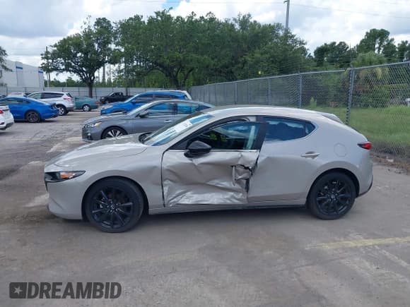 ✅ 2025 Mazda 3 S Select Sport • VIN: JM1BPAKM4S1753716 • Лот: 43014323. Опубликован ранее на IAAI с пробегом 15 582 миль. Бесплатный доступ к архиву аукционных продаж из США и подробный отчёт об истории автомобиля на DreamBid. Изображение 6.