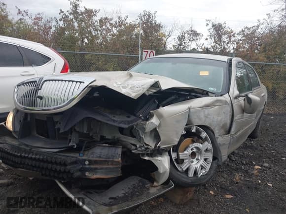 ✅ 2011 Lincoln Town Car Signature Limited • VIN: 2LNBL8CVXBX750320 • Lot: 43511013. Wystawiony na IAAI z przebiegiem 145 269 mil. Bezpłatny archiwum sprzedaży aukcyjnych z USA i szczegółowy raport historii pojazdu na DreamBid. Zdjęcie 2.