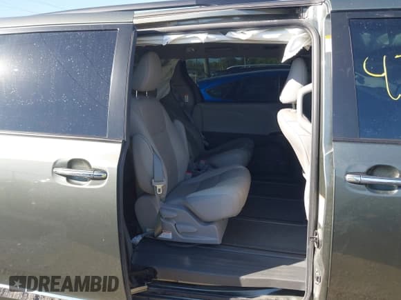 ✅ 2019 Toyota Sienna XLE • VIN: 5TDDZ3DC0KS227041 • Lot: 43403611. Listed on IAAI with 111,676 mi. Free auction sales archive from the USA and detailed vehicle history report at DreamBid. Image 8.