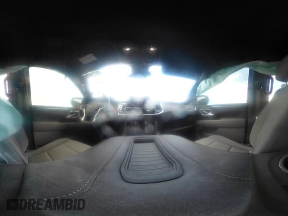 ✅ 2023 Chevrolet Suburban LS • VIN: 1GNSKBKD8PR333445 • Lot: 43424399. Wystawiony na IAAI z przebiegiem 53 712 mil. Bezpłatny archiwum sprzedaży aukcyjnych z USA i szczegółowy raport historii pojazdu na DreamBid. Zdjęcie 18.