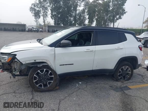 ✅ 2021 Jeep Compass Trailhawk • VIN: 3C4NJDDB4MT566421 • Lot: 43594064. Wystawiony na IAAI z przebiegiem 116 946 mil. Bezpłatny archiwum sprzedaży aukcyjnych z USA i szczegółowy raport historii pojazdu na DreamBid. Zdjęcie 15.