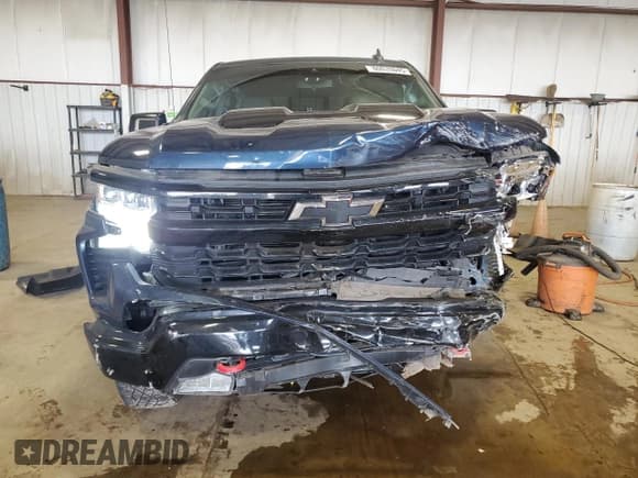 ✅ 2022 Chevrolet Silverado 1500 LT Trail Boss • VIN: 3GCUDFET3NG553742 • Lot: 60035045. Wystawiony na Copart z przebiegiem 41 517 mil. Bezpłatny archiwum sprzedaży aukcyjnych z USA i szczegółowy raport historii pojazdu na DreamBid. Zdjęcie 5.
