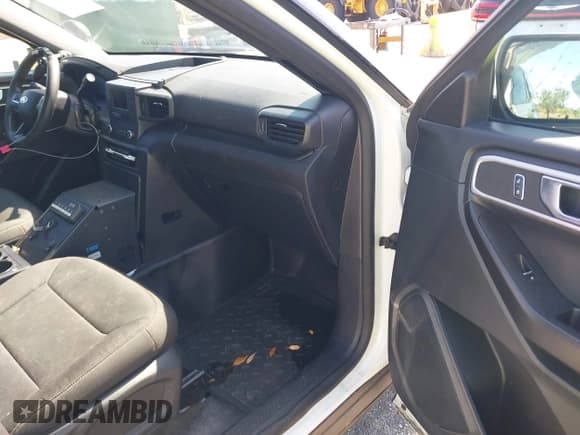 ✅ 2020 Ford Police Interceptor Utility • VIN: 1FM5K8AW8LGC14209 • Lot: 42287377. Wystawiony na IAAI z przebiegiem 172 135 mil. Bezpłatny archiwum sprzedaży aukcyjnych z USA i szczegółowy raport historii pojazdu na DreamBid. Zdjęcie 5.