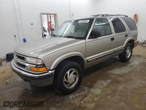 2001 Chevrolet Blazer LT z VIN 1GNDT13W81K237282, wystawiony jako Copart lot #77246084 z przebiegiem 200 614 mil mil oraz Szkoda całkowita • Salvage title. Historia ofert i sprzedaży dostępna na DreamBid. Obrazek 1.