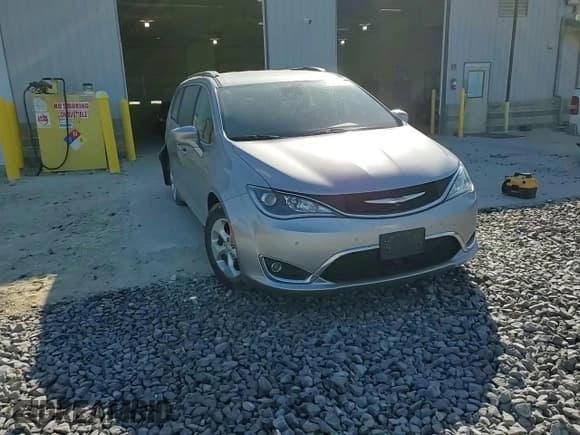 ✅ 2017 Chrysler Pacifica Touring L Plus • VIN: 2C4RC1EGXHR570230 • Лот: 81806865. Опубликован ранее на Copart с пробегом 134 691 миль. Бесплатный доступ к архиву аукционных продаж из США и подробный отчёт об истории автомобиля на DreamBid. Изображение 14.