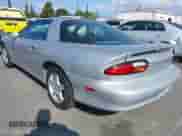 1997 Chevrolet Camaro z VIN 2G1FP22K4V2101038, wystawiony jako IAAI lot #41900016 z przebiegiem 139 207 mil mil oraz . Historia ofert i sprzedaży dostępna na DreamBid. Obrazek 3.