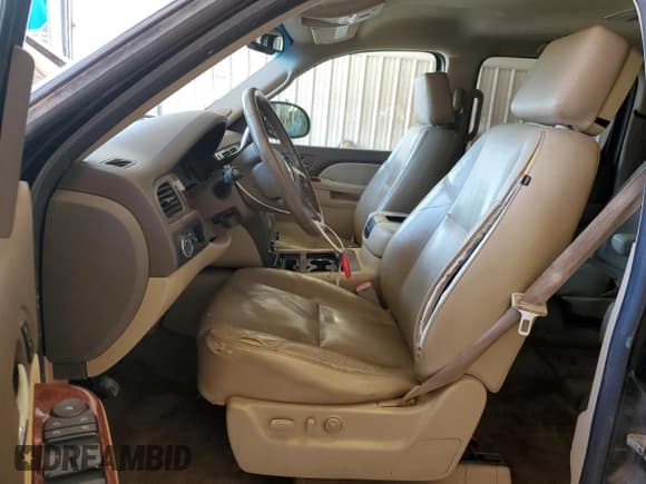 ✅ 2010 Chevrolet Suburban LTZ • VIN: 1GNUCKE09AR146804 • Lot: 56639764. Wystawiony na Copart z przebiegiem 210 705 mil. Bezpłatny archiwum sprzedaży aukcyjnych z USA i szczegółowy raport historii pojazdu na DreamBid. Zdjęcie 7.