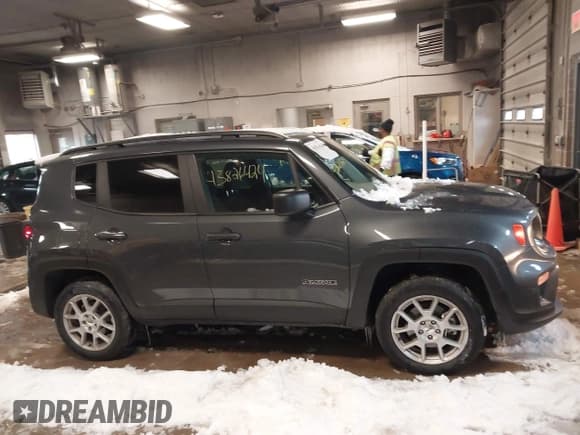 ✅ 2022 Jeep Renegade Latitude • VIN: ZACNJDB14NPN72364 • Lot: 43826424. Wystawiony na IAAI z przebiegiem 77 154 mil. Bezpłatny archiwum sprzedaży aukcyjnych z USA i szczegółowy raport historii pojazdu na DreamBid. Zdjęcie 13.