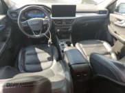 ✅ 2023 Ford Escape Platinum • VIN: 1FMCU9JA0PUB42229 • Lot: 70760475. Wystawiony na Copart z przebiegiem 60 717 mil. Bezpłatny archiwum sprzedaży aukcyjnych z USA i szczegółowy raport historii pojazdu na DreamBid. Zdjęcie 8.