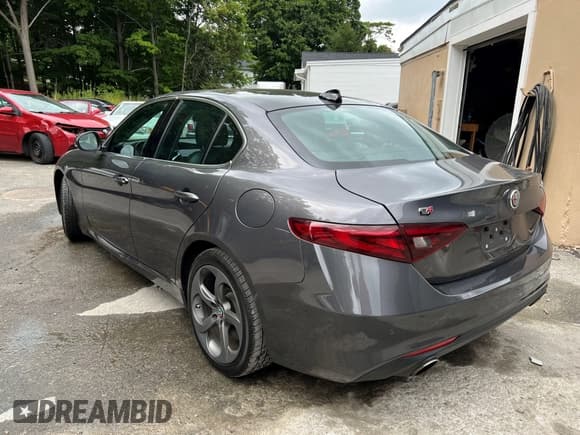 ✅ 2017 Alfa Romeo Giulia Ti • VIN: ZARFAEEN9H7544398 • Lot: 43795100. Wystawiony na IAAI z przebiegiem 133 197 mil. Bezpłatny archiwum sprzedaży aukcyjnych z USA i szczegółowy raport historii pojazdu na DreamBid. Zdjęcie 3.
