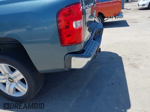 ✅ 2007 Chevrolet Silverado 1500 1LT • VIN: 2GCEC13J671716942 • Lot: 42616878. Wystawiony na IAAI z przebiegiem 229 113 mil. Bezpłatny archiwum sprzedaży aukcyjnych z USA i szczegółowy raport historii pojazdu na DreamBid. Zdjęcie 18.