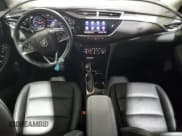 ✅ 2022 Buick Encore GX Essence • VIN: KL4MMFSL8NB085160 • Lot: 65381465. Wystawiony na Copart z przebiegiem 47 872 mil. Bezpłatny archiwum sprzedaży aukcyjnych z USA i szczegółowy raport historii pojazdu na DreamBid. Zdjęcie 8.