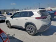 ✅ 2022 Nissan Rogue SV • VIN: 5N1BT3BA0NC670978 • Lot: 84942025. Wystawiony na Copart z przebiegiem 67 472 mil. Bezpłatny archiwum sprzedaży aukcyjnych z USA i szczegółowy raport historii pojazdu na DreamBid. Zdjęcie 2.