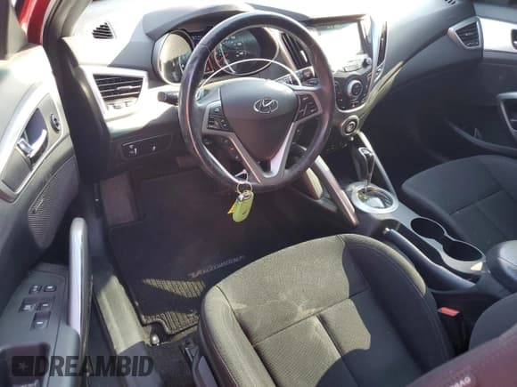 ✅ 2017 Hyundai Veloster • VIN: KMHTC6AD7HU320652 • Lot: 88948735. Wystawiony na Copart z przebiegiem 97 071 mil. Bezpłatny archiwum sprzedaży aukcyjnych z USA i szczegółowy raport historii pojazdu na DreamBid. Zdjęcie 8.