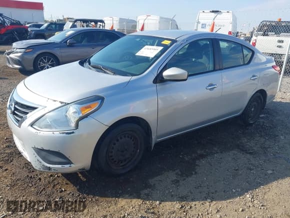 ✅ 2015 Nissan Versa S Plus • VIN: 3N1CN7AP3FL884243 • Lot: 43685905. Wystawiony na IAAI z przebiegiem 168 791 mil. Bezpłatny archiwum sprzedaży aukcyjnych z USA i szczegółowy raport historii pojazdu na DreamBid. Zdjęcie 2.