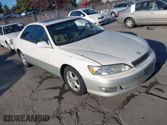 ✅ 2000 Lexus ES 300 • VIN: JT8BF28G5Y0248095 • Lot: 43899030. Listed on IAAI with 132,712 mi. Free auction sales archive from the USA and detailed vehicle history report at DreamBid. Image 1.