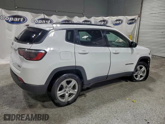 ✅ 2023 Jeep Compass Latitude • VIN: 3C4NJDBN1PT553028 • Lot: 95560195. Wystawiony na Copart z przebiegiem 77 942 mil. Bezpłatny archiwum sprzedaży aukcyjnych z USA i szczegółowy raport historii pojazdu na DreamBid. Zdjęcie 3.