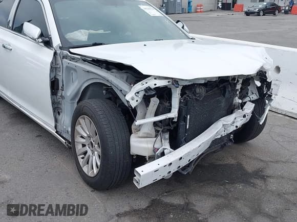 ✅ 2014 Chrysler 300 • VIN: 2C3CCAAGXEH380526 • Lot: 43157950. Wystawiony na IAAI z przebiegiem 201 644 mil. Bezpłatny archiwum sprzedaży aukcyjnych z USA i szczegółowy raport historii pojazdu na DreamBid. Zdjęcie 6.