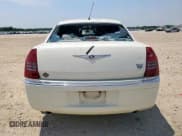 ✅ 2006 Chrysler 300 C • VIN: 2C3KA63H66H112904 • Lot: 56350555. Wystawiony na Copart z przebiegiem 100 530 mil. Bezpłatny archiwum sprzedaży aukcyjnych z USA i szczegółowy raport historii pojazdu na DreamBid. Zdjęcie 6.