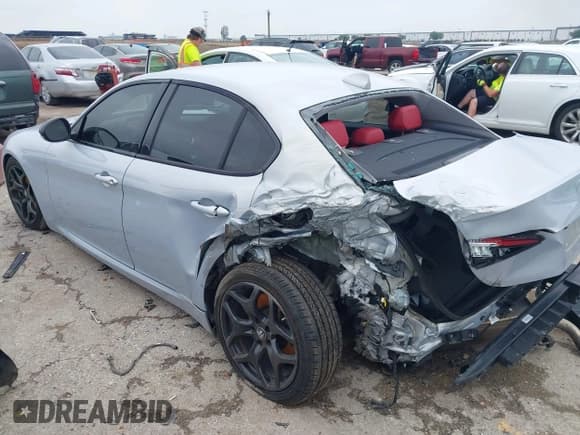 ✅ 2021 Alfa Romeo Giulia • VIN: ZARFAMAN6M7645490 • Lot: 42165037. Listed on IAAI with 57,701 mi. Free auction sales archive from the USA and detailed vehicle history report at DreamBid. Image 3.