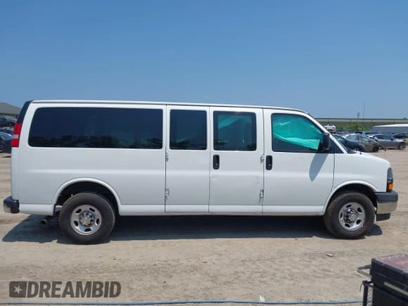 ✅ 2020 Chevrolet Express Passenger LT • VIN: 1GAZGPFG8L1215472 • Lot: 42463979. Wystawiony na IAAI z przebiegiem 78 397 mil. Bezpłatny archiwum sprzedaży aukcyjnych z USA i szczegółowy raport historii pojazdu na DreamBid. Zdjęcie 13.