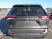 ✅ 2022 Toyota RAV4 XLE • VIN: 2T3W1RFV3NC196552 • Lot: 43136826. Wystawiony na IAAI z przebiegiem 26 833 mil. Bezpłatny archiwum sprzedaży aukcyjnych z USA i szczegółowy raport historii pojazdu na DreamBid. Zdjęcie 16.