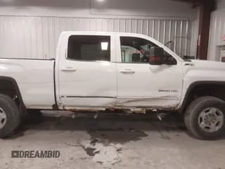 ✅ 2015 GMC Sierra 2500HD SLE • VIN: 1GT12YEG1FF607498 • Лот: 43715031. Опубликован ранее на IAAI с пробегом 198 825 миль. Бесплатный доступ к архиву аукционных продаж из США и подробный отчёт об истории автомобиля на DreamBid. Изображение 6.