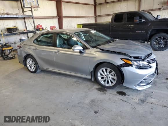 2023 Toyota Camry LE z VIN 4T1C11BK4PU104228, wystawiony jako Copart lot #86298635 z przebiegiem 135 420 mil mil oraz Szkoda całkowita • Salvage title. Historia ofert i sprzedaży dostępna na DreamBid. Obrazek 4.