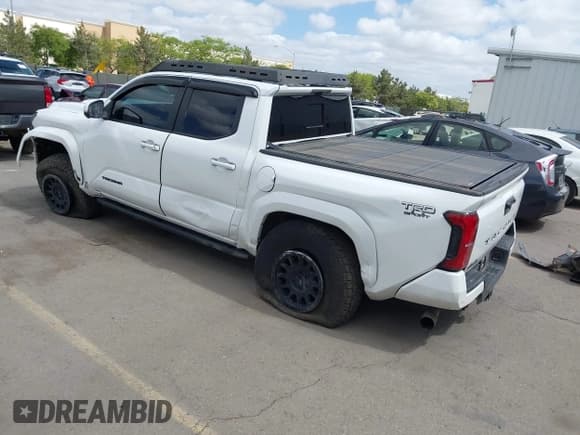 ✅ 2024 Toyota Tacoma TRD Sport • VIN: 3TMLB5JN1RM054917 • Lot: 42234672. Wystawiony na IAAI z przebiegiem 35 917 mil. Bezpłatny archiwum sprzedaży aukcyjnych z USA i szczegółowy raport historii pojazdu na DreamBid. Zdjęcie 3.
