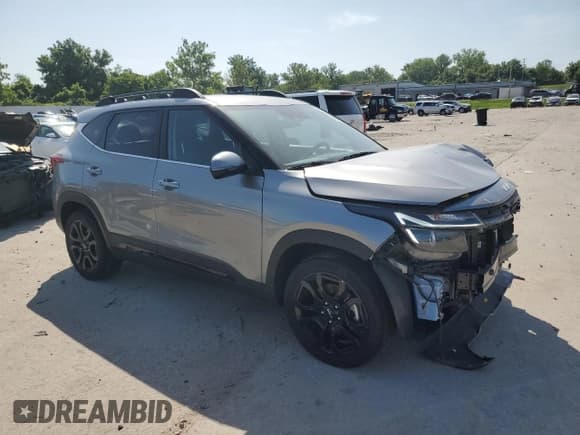 ✅ 2024 Kia Seltos X-Line • VIN: KNDEUCA71R7644683 • Lot: 65645775. Wystawiony na Copart z przebiegiem 8 812 mil. Bezpłatny archiwum sprzedaży aukcyjnych z USA i szczegółowy raport historii pojazdu na DreamBid. Zdjęcie 4.