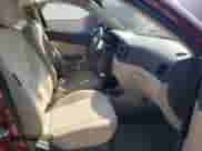 2009 Hyundai Accent Auto GLS z VIN KMHCN46C39U323175, wystawiony jako Copart lot #71560944 z przebiegiem 102 264 mil mil oraz Czysty tytuł • Clean title. Historia ofert i sprzedaży dostępna na DreamBid. Obrazek 7.