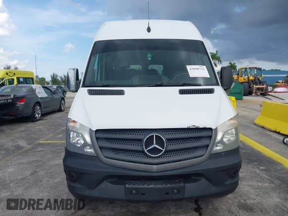 ✅ 2015 Mercedes-Benz Sprinter • VIN: WDZPE8DC7F5978980 • Lot: 43098731. Wystawiony na IAAI z przebiegiem 240 532 mil. Bezpłatny archiwum sprzedaży aukcyjnych z USA i szczegółowy raport historii pojazdu na DreamBid. Zdjęcie 6.