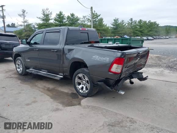 2020 Ram 1500 Big Horn z VIN 1C6SRFFT6LN108561, wystawiony jako IAAI lot #42996633 z przebiegiem 40 340 mil mil oraz . Historia ofert i sprzedaży dostępna na DreamBid. Obrazek 3.