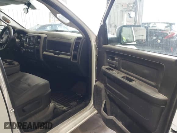 2015 Ram 1500 Express z VIN 1C6RR7FT9FS708212, wystawiony jako IAAI lot #42161725 z przebiegiem 240 892 mil mil oraz . Historia ofert i sprzedaży dostępna na DreamBid. Obrazek 5.