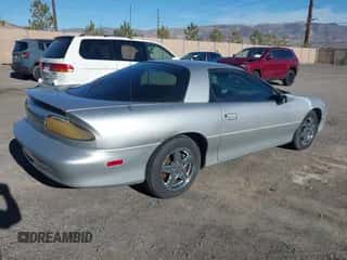1998 Chevrolet Camaro z VIN 2G1FP22K9W2144033, wystawiony jako IAAI lot #41609148 z przebiegiem 164 616 mil mil oraz . Historia ofert i sprzedaży dostępna na DreamBid. Obrazek 4.