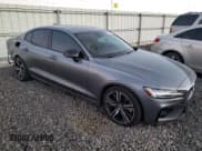 ✅ 2020 Volvo S60 R-Design • VIN: 7JRA22TM6LG060659 • Лот: 82712324. Опубликован ранее на Copart с пробегом Не указан. Бесплатный доступ к архиву аукционных продаж из США и подробный отчёт об истории автомобиля на DreamBid. Изображение 4.