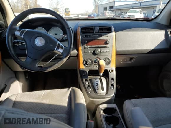 2006 Saturn VUE z VIN 5GZCZ63496S870930, wystawiony jako Copart lot #58122094 z przebiegiem 113 920 mil mil oraz Czysty tytuł • Clean title. Historia ofert i sprzedaży dostępna na DreamBid. Obrazek 8.