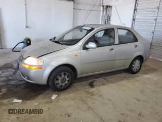 2004 Chevrolet Aveo LS z VIN KL1TJ52614B274933, wystawiony jako Copart lot #59203915 z przebiegiem Nie podano mil oraz Czysty tytuł • Clean title. Historia ofert i sprzedaży dostępna na DreamBid. Obrazek 1.